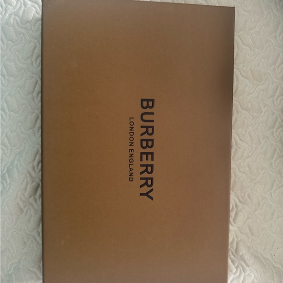 BURBERRY CASHMERE SCARF BRAND NEW NEVER WORN - Picture 3 of 7
